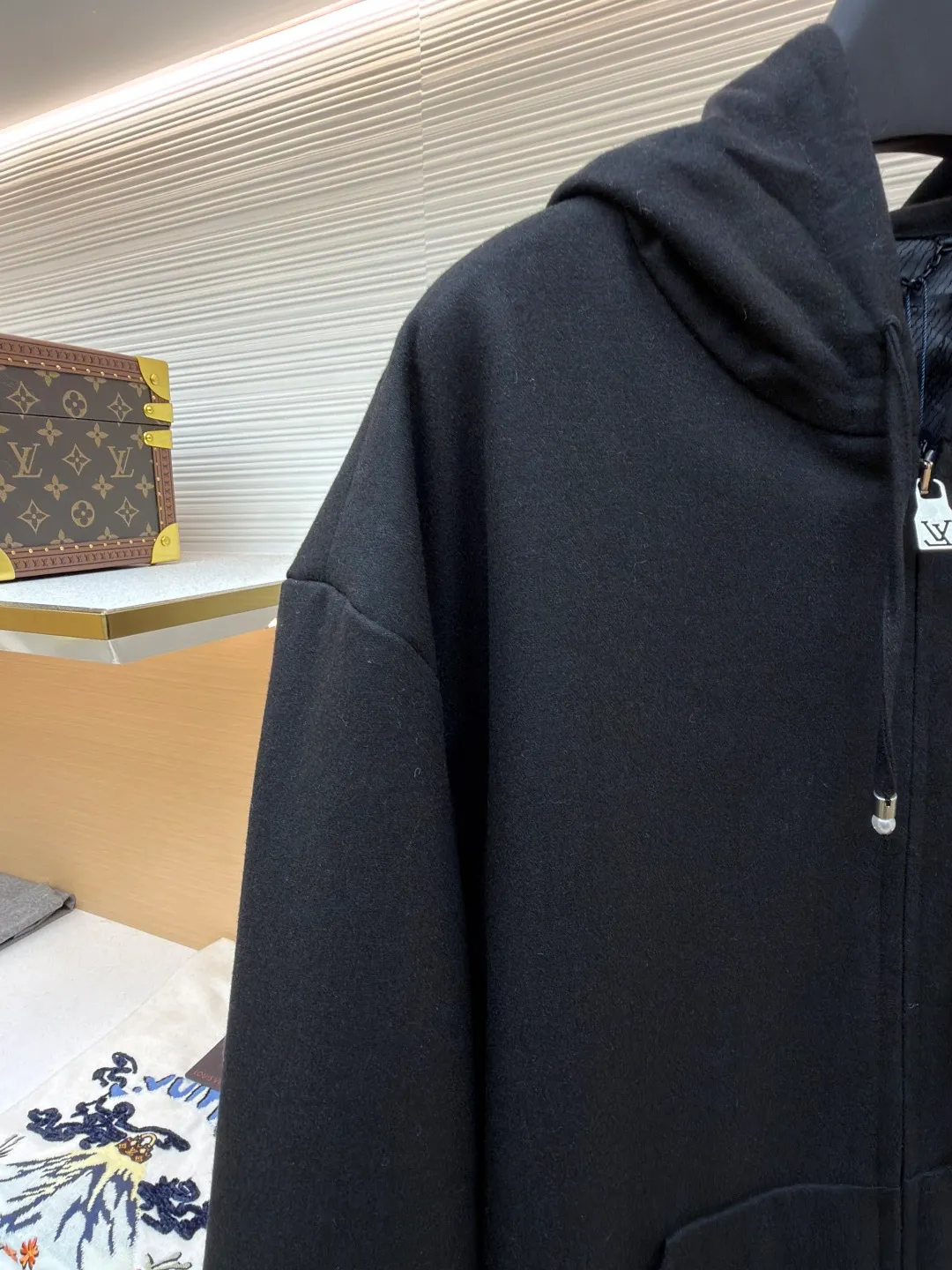 LOUISVUITTON Iron Label Wool Jacket ●Original version: Purchased and developed at 26100 ●Item number: 1681829-B80 ●Fabric: wool blended fabric ●Technology: Positioning cutting machine ●Color: black ●Version: fitted version ●Weight: about 1120 grams ●Size: 48-50-52-54 ●Description: Customized 80% wool, 14% spandex, 6% blended sheep wool fabric, full of texture and refined tailoring to reinterpret the dynamic silhouette. The elastic waist upgrades the drape texture, the side pockets are cleverly integrated into the stitching, and the facial pleats are infused with elegance. The left leg is decorated with the brand's metal logo to once again confirm the brand's identity. The overall wiring is straight and delicate, the fabric is comfortable and soft, and the color is consistent without color difference. It can be matched with the same style to create a fashionable look and control various occasions. Customized accessories, complete with three standards, same style for men and women!